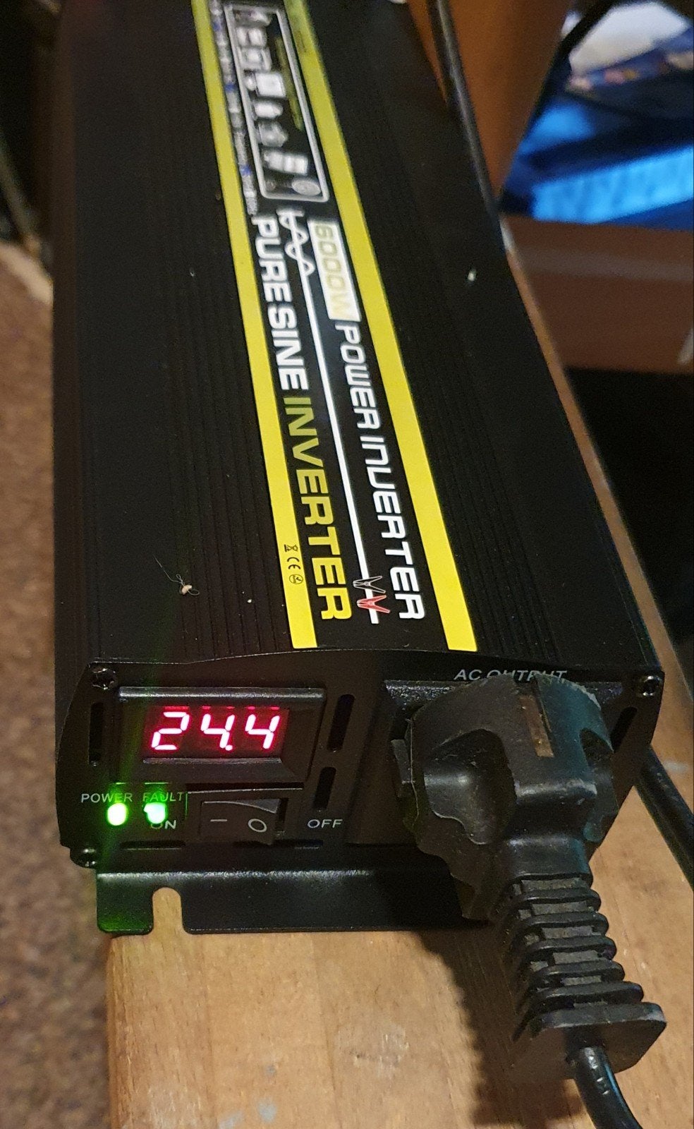 24V naar 230V omvormer, Ophalen of Verzenden, Zo goed als nieuw, Kabel of Apparatuur