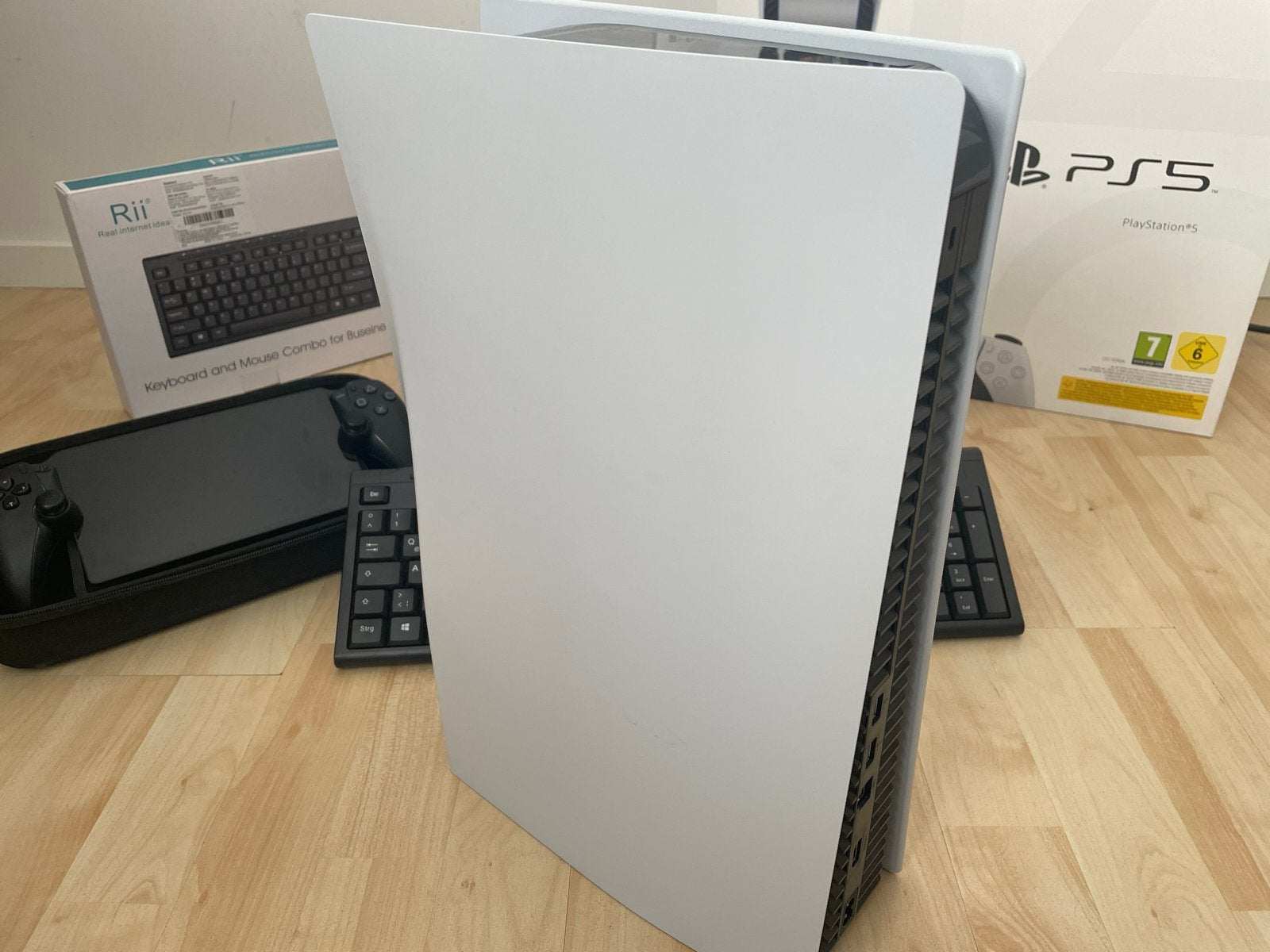 Foto 4 van PS5 Disc Edition + PS Portal — GTA 6 Remote Setup