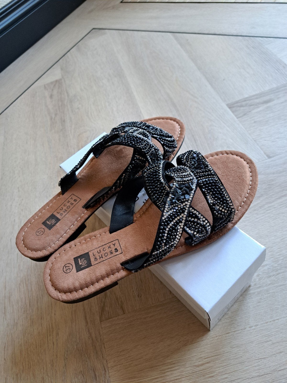 DAMES SLIPPERS NIEUW MAAT 37 MET STRASSTEENTJES, Ophalen of Verzenden, Nieuw, Zwart