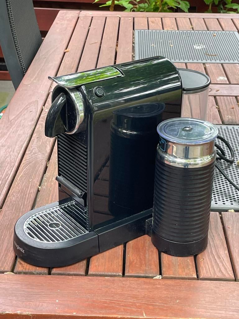 Defect Nespresso apparaat met melkopschuimer, Espresso apparaat, Ophalen of Verzenden, 1 kopje, Niet werkend
