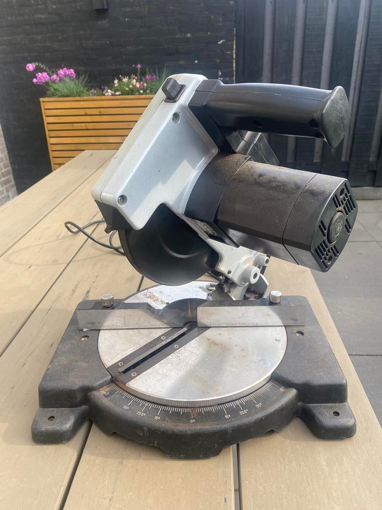 Afkortzaag €10, Doe-het-zelf en Verbouw, Gereedschap | Zaagmachines, Ophalen, Gebruikt, 600 tot 1200 watt, Afkortzaag