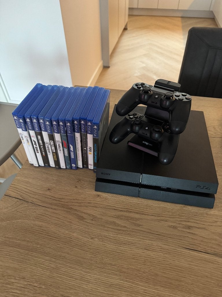 PlayStation 4 + 2 controllers + oplaadstation + 13 games, Spelcomputers en Games, Ophalen of Verzenden, Zo goed als nieuw, Eén computer