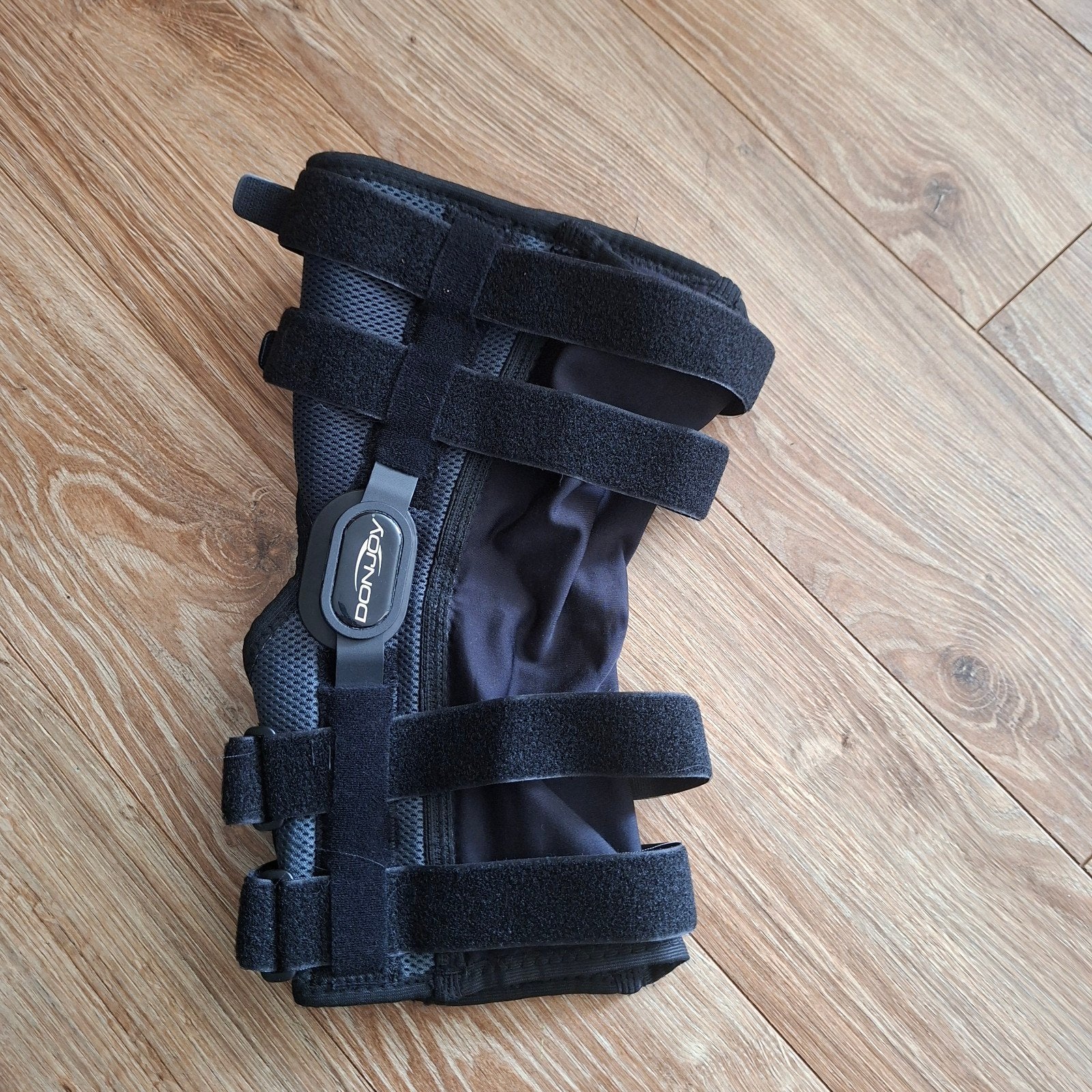 Donjoy Playmaker II kniebrace wrap maat L, Diversen, Braces, Ophalen, Nieuw