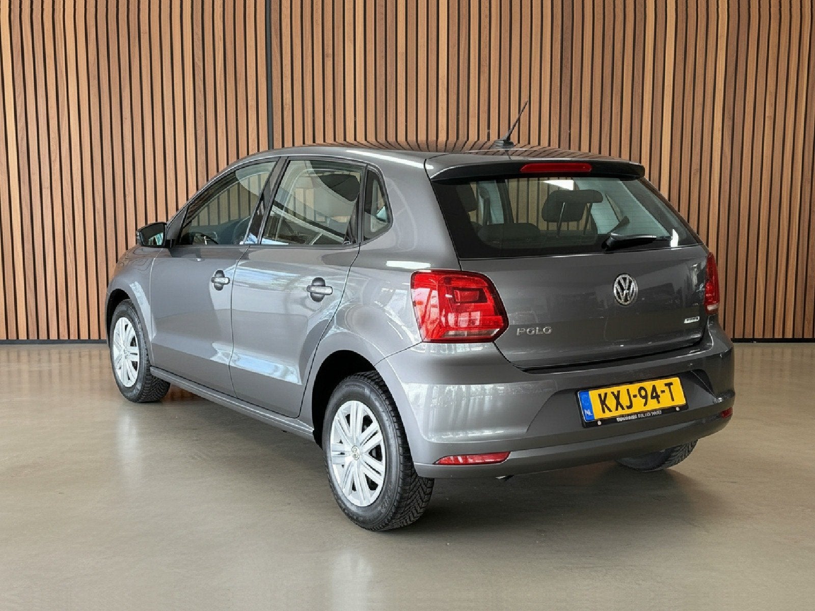 Volkswagen Polo 1.0 Comfortline Business R | Navigatie | Sto, Gebruikt, Bedrijf, Handgeschakeld, 955 kg