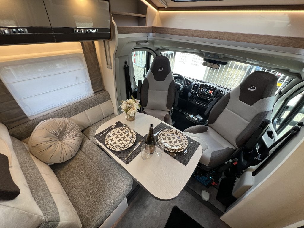 Dethleffs Trend 6617 ENKELE BEDDEN+HEFBED 9-TR AUT 2024, Caravans en Kamperen, Automaat, Ringverwarming, Fiat, 6 tot 7 meter