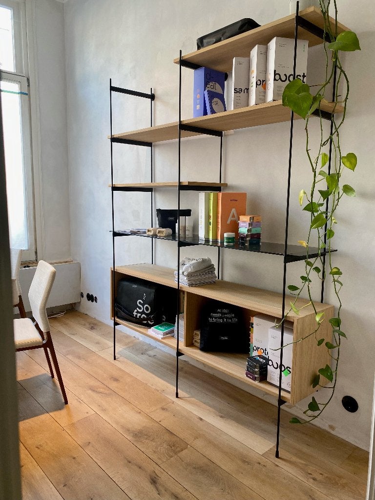 Bolia boekenkast Rod - eiken & zwart, Ophalen, Met plank(en), Glas, Gebruikt