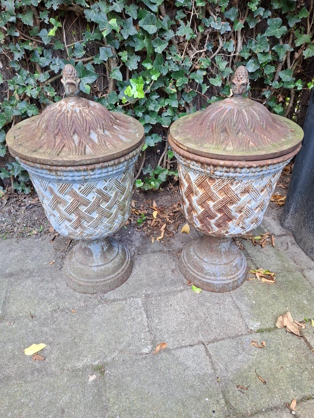 Prachtig paar zware gietijzeren tuinurnen met deksel, Ophalen
