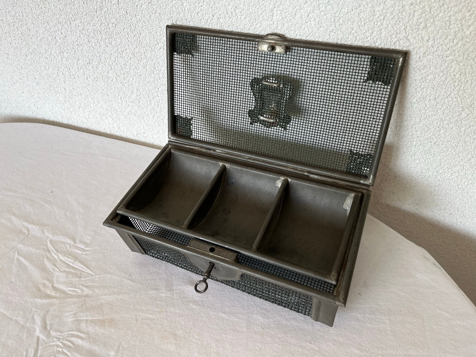 Antieke metalen geldkist van gaas met geldlaadje 1910, Antiek en Kunst, Antiek | Overige Antiek, Ophalen of Verzenden