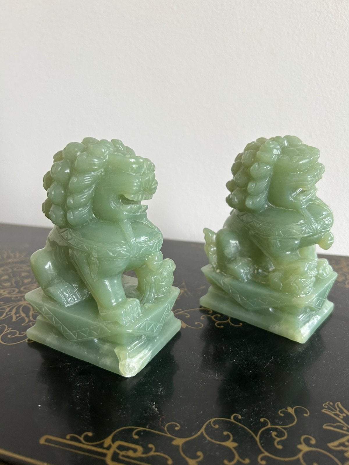 Twee jade foo dogs in een decoratieve opbergdoos, Antiek en Kunst, Ophalen of Verzenden