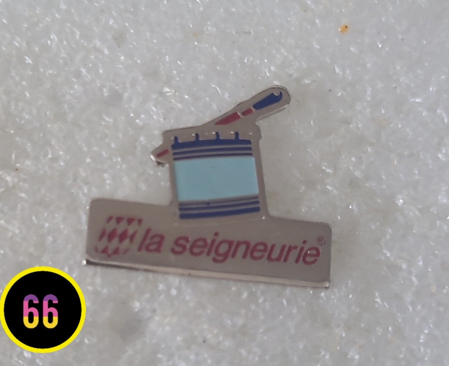 Vintage 'La Seigneurie' Pin - Verfblik Design, Verzamelen, Verzenden, Gebruikt, Merk, Speldje of Pin