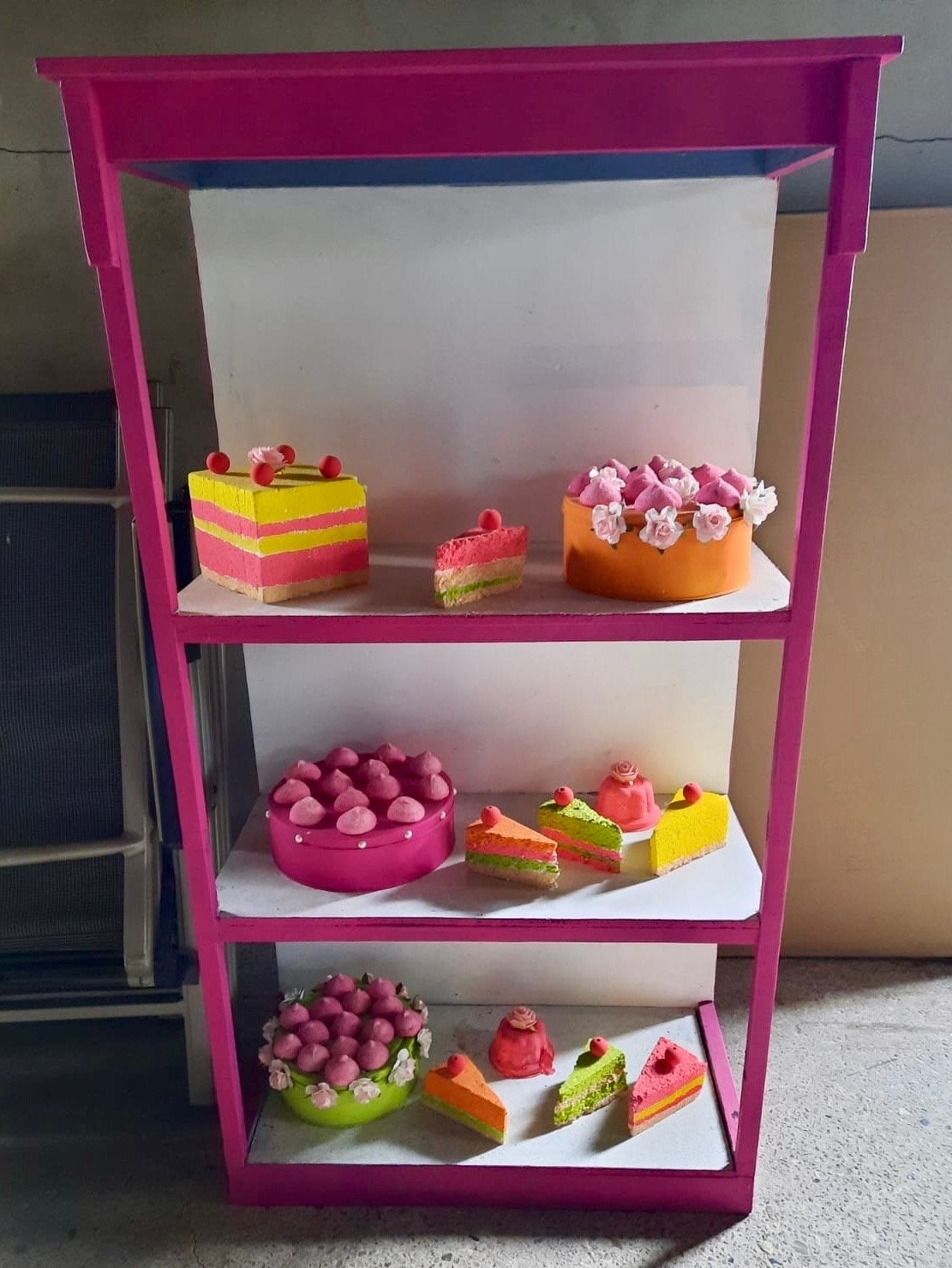 Leuke vitrinekast met nep taarten voor feesten, Ophalen, Gebruikt