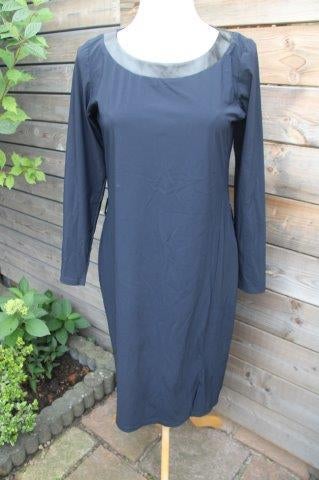 Jurk donkerblauw Studio Anneloes mt M Travelstof. Vaste OPRU, Maat 38/40 (M), Studio Anneloes, Zo goed als nieuw, Onder de knie