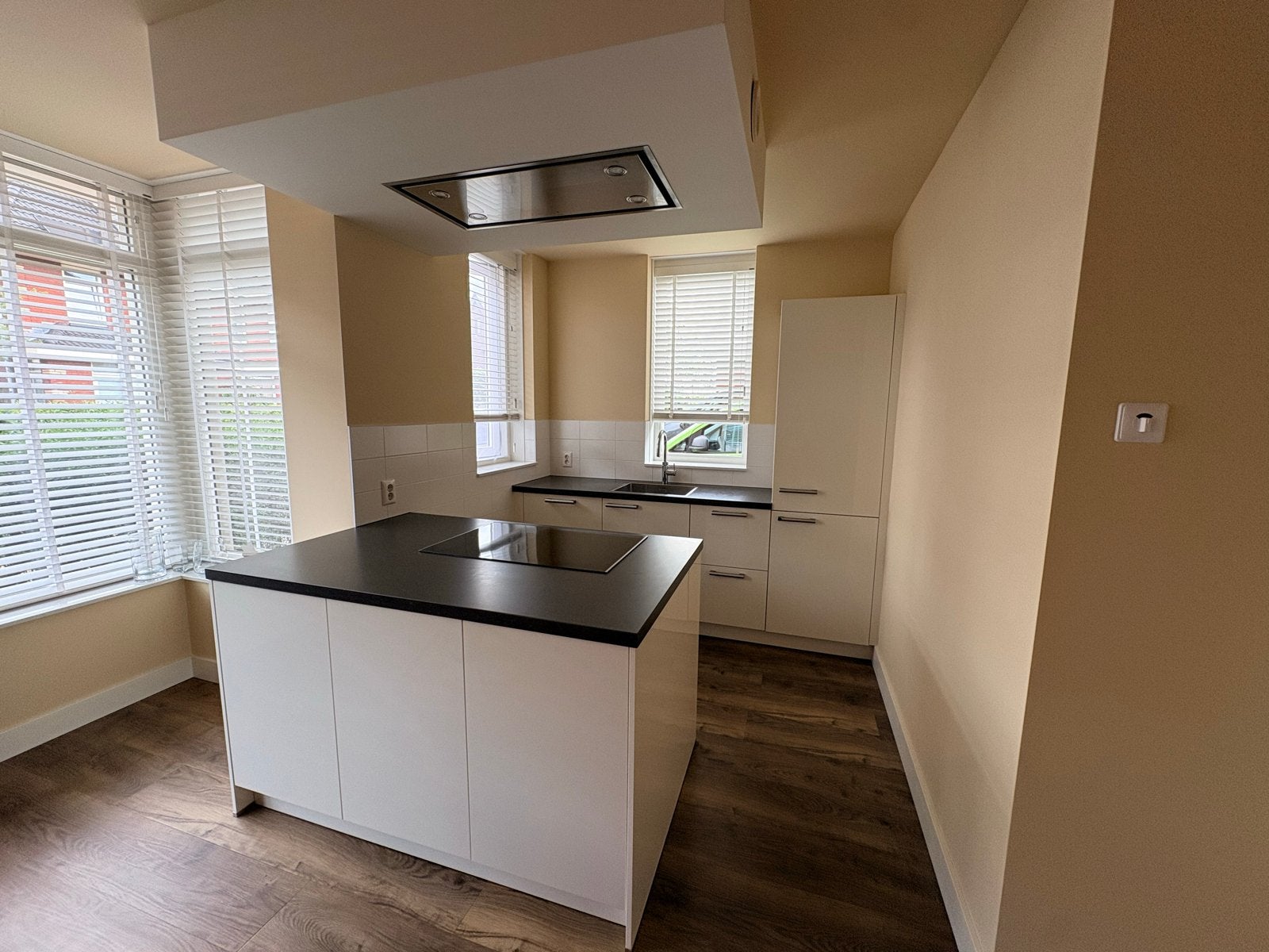 Complete keuken met Siemens, Miele, Pelgrim apparatuur, Huis en Inrichting, Keuken | Complete keukens, Ophalen, Gebruikt, Wit