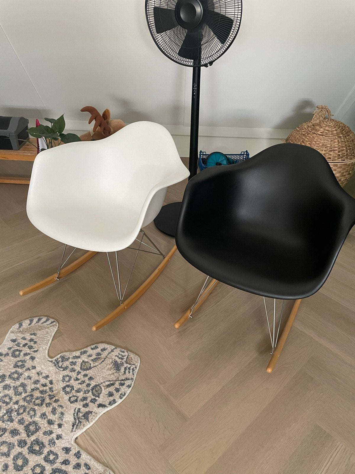 Set van 2 Eames stijl schommelstoelen - Zwart en Wit, Huis en Inrichting, Stoelen, Ophalen, Gebruikt, Twee, Zwart