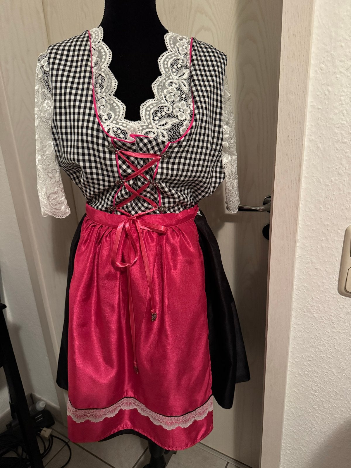 Traditionele Dirndl Jurk - Zwart, Wit & Roze, Overige typen, Zwart, Maat 42/44 (L), Ophalen of Verzenden