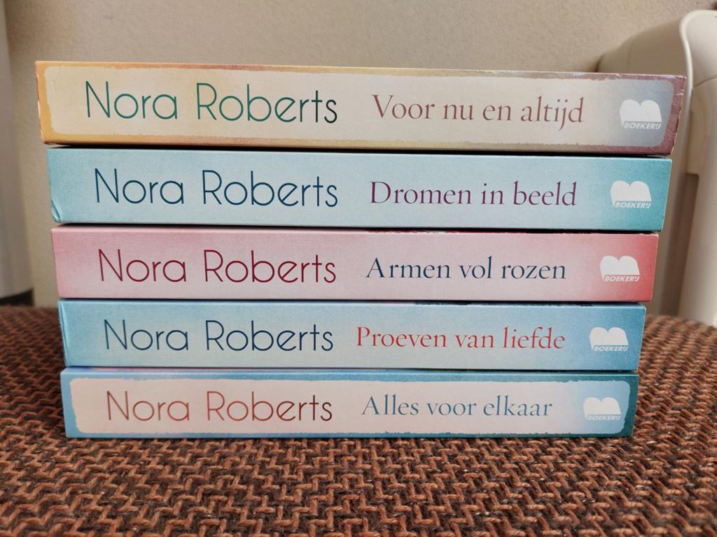 Nora Roberts boeken - 5-delige set, Ophalen of Verzenden, Gelezen, Nora Roberts, Nederland