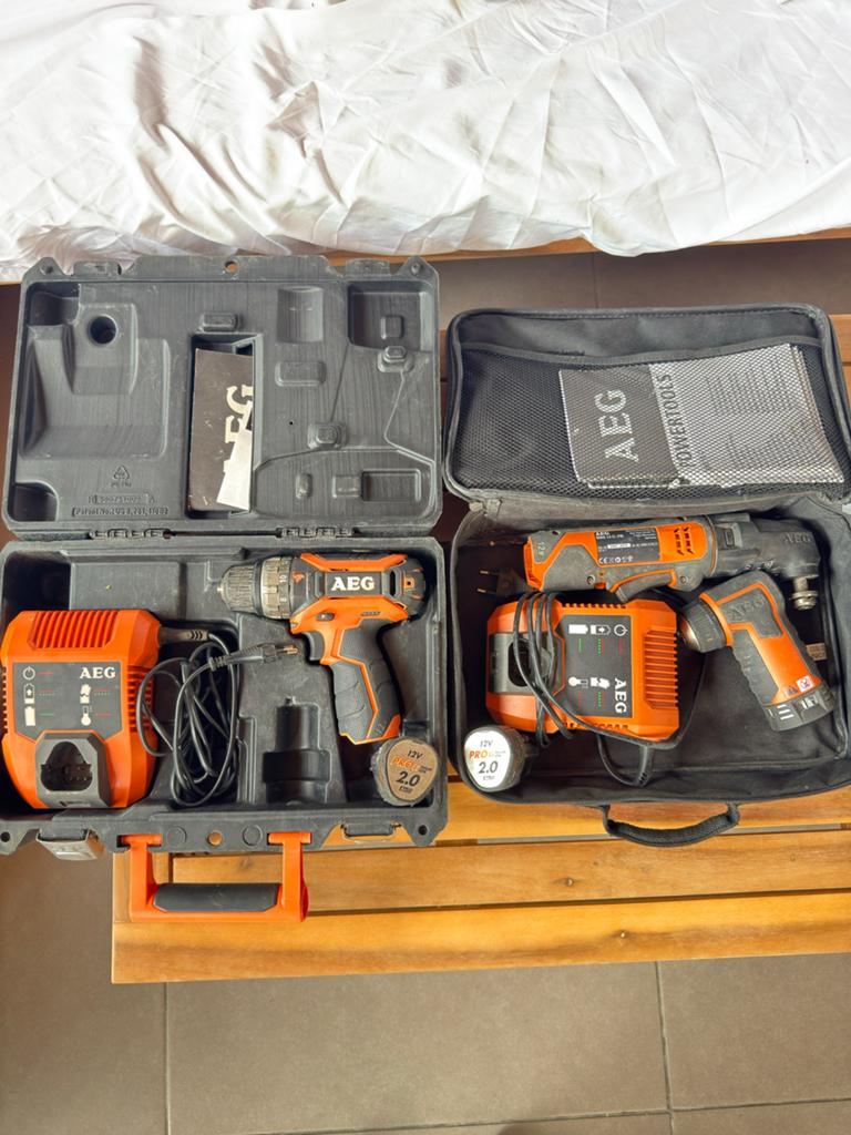 AEG Boor- en Schroefmachine Set met Accu's en Lader, Variabele snelheid, Ophalen of Verzenden, Minder dan 400 watt, Zo goed als nieuw