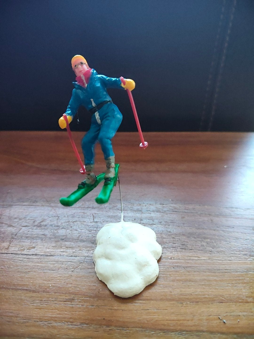 Lemax skiër – kerstdorp – wintersport – kerstdecoratie, Diversen, Ophalen of Verzenden, Zo goed als nieuw