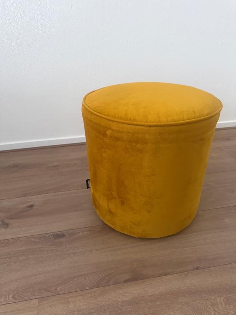 Karwei okergele WOOOD poef, Huis en Inrichting, Ophalen of Verzenden, Zo goed als nieuw, Hout