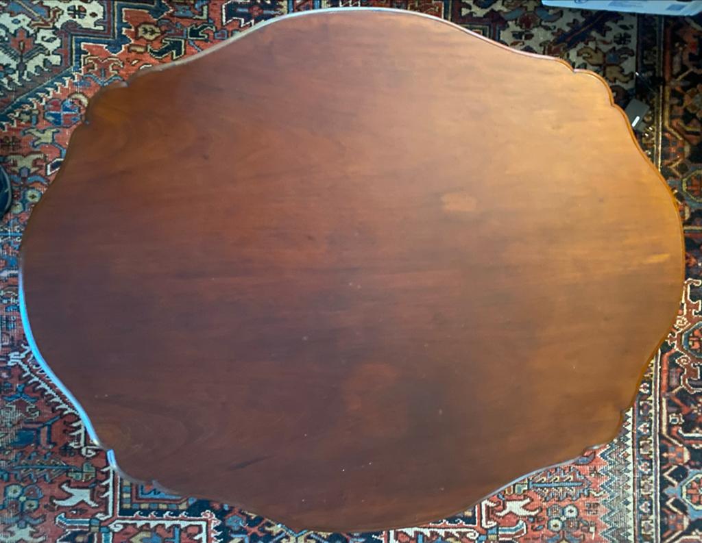 Klassieke houten salontafel, spinnekoptafel geschulpt blad, Antiek en Kunst, Ophalen
