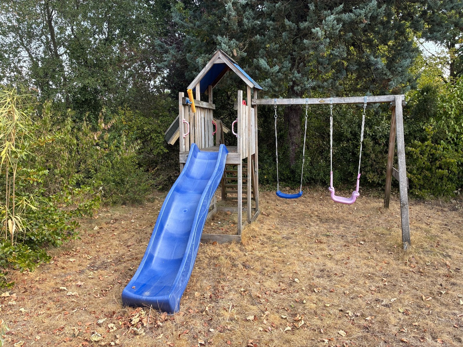 Stevige houten speeltoren met glijbaan en schommels, Ophalen, Gebruikt, Glijbaan