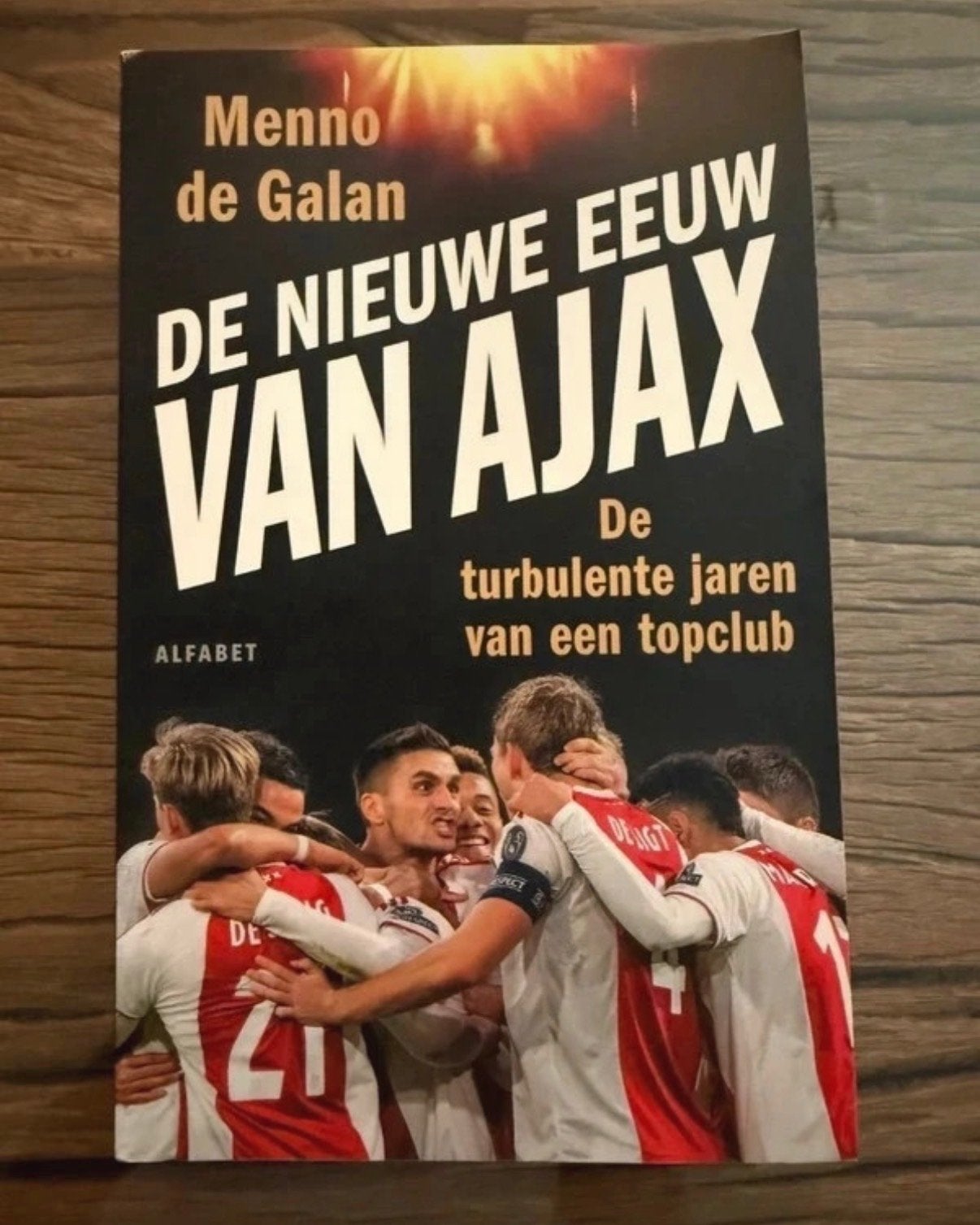 Boek: De Nieuwe Eeuw van Ajax (Menno de Galan), Ophalen of Verzenden, Zo goed als nieuw, Balsport