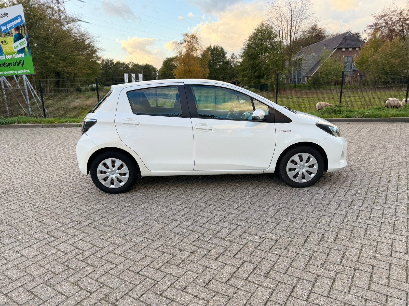 Toyota Yaris 1.5 Full Hybrid CVT 5DR 2012 Wit, 1497 cc, 74 pk, 4 cilinders, Origineel Nederlands