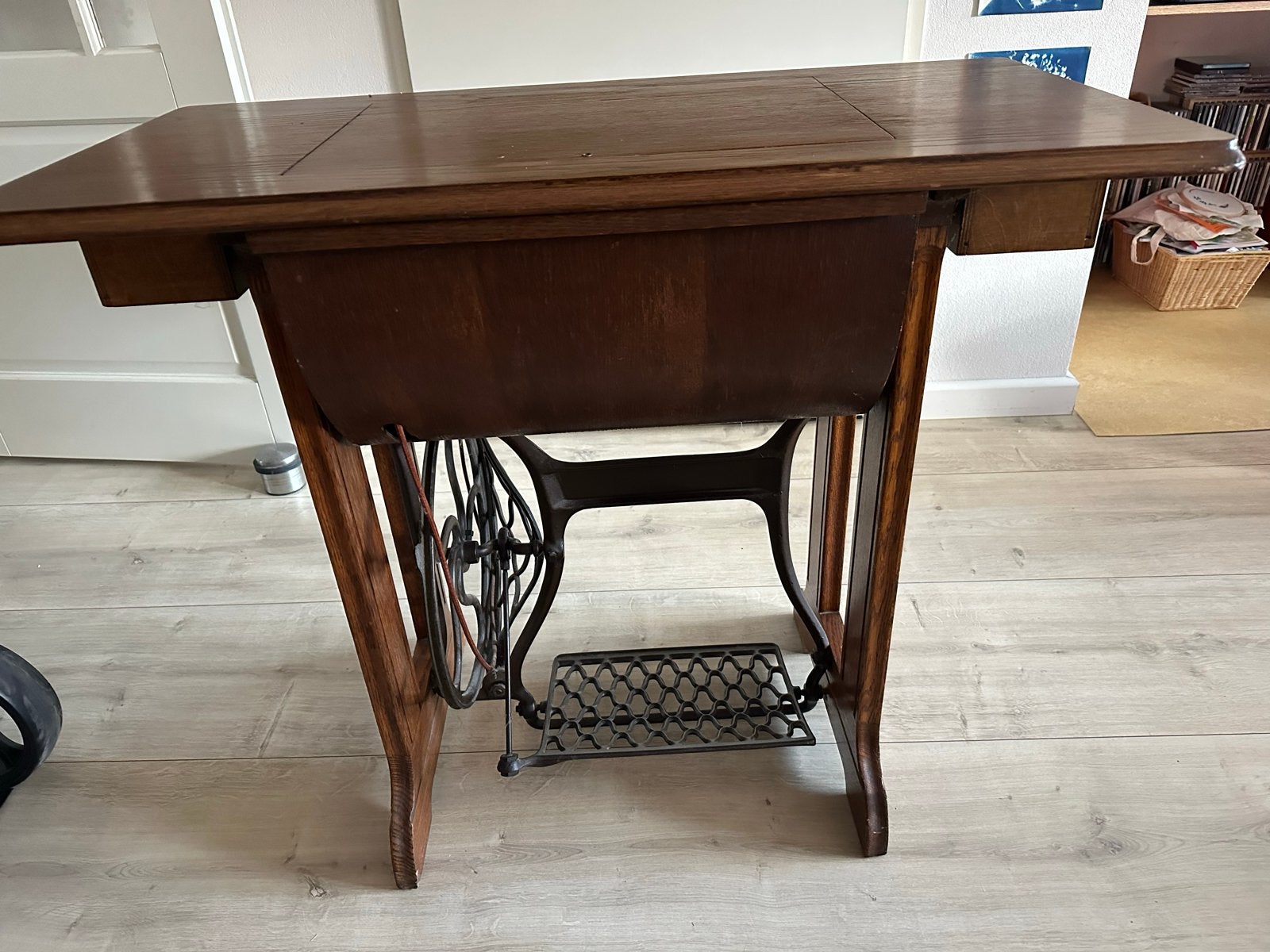 Antieke Gazelle Naaimachine met Trapwiel en Tafel, Antiek en Kunst, Antiek | Naaimachines, Ophalen