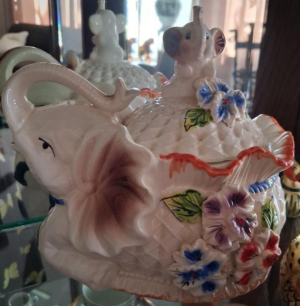 Verzameling antieke/ curiosa theepotten ,waarvan 1tje zowies, Ophalen