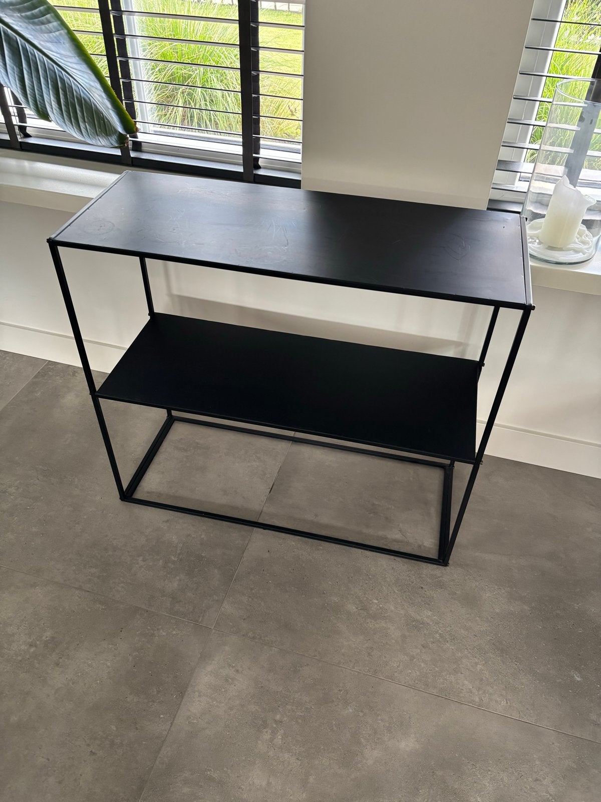 Zwarte kast met 2 planken - 68x77x30 cm, Ophalen of Verzenden, Gebruikt