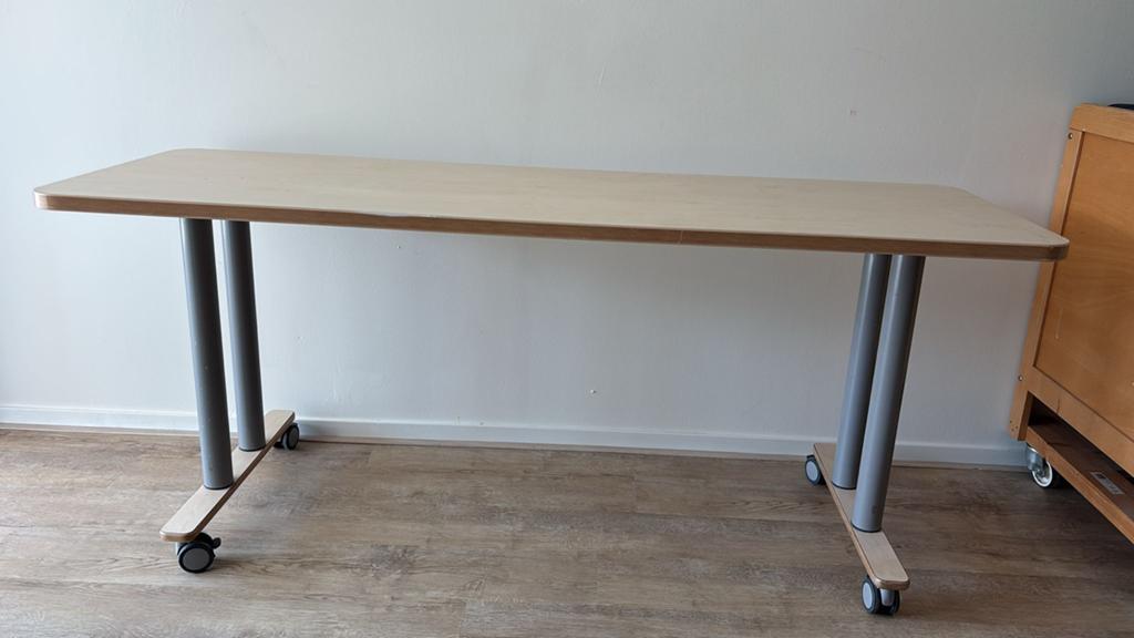 Kinderopvang tafel en 2 banken, Ophalen of Verzenden, Gebruikt, Tafel(s) en Stoel(en)