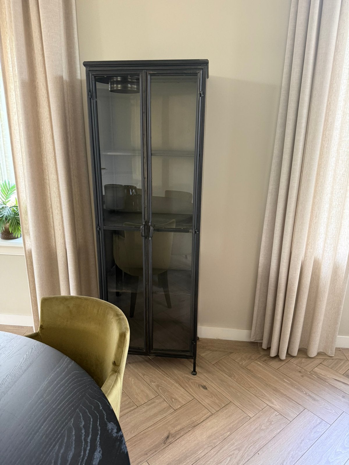 Glazen vitrinekast | Industrieel | Zwart metaal, Huis en Inrichting, Kasten | Vitrinekasten, Ophalen, Met deur(en), Hotel chic