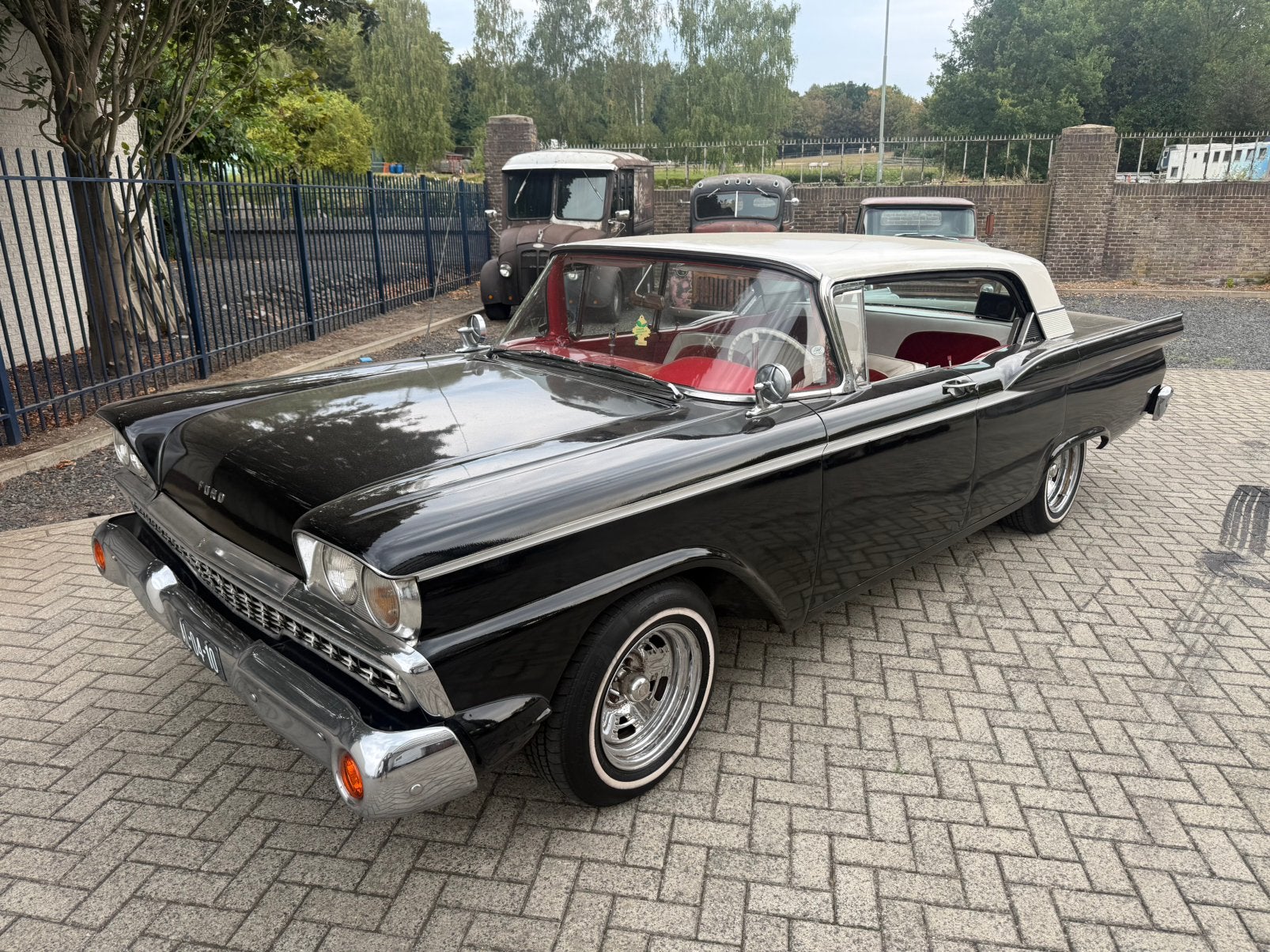 1959 Ford Fairlane 500 4drs V8 automaat NL kenteken LPG, Auto's, Automaat, Achterwielaandrijving, Zwart, Leder en Stof