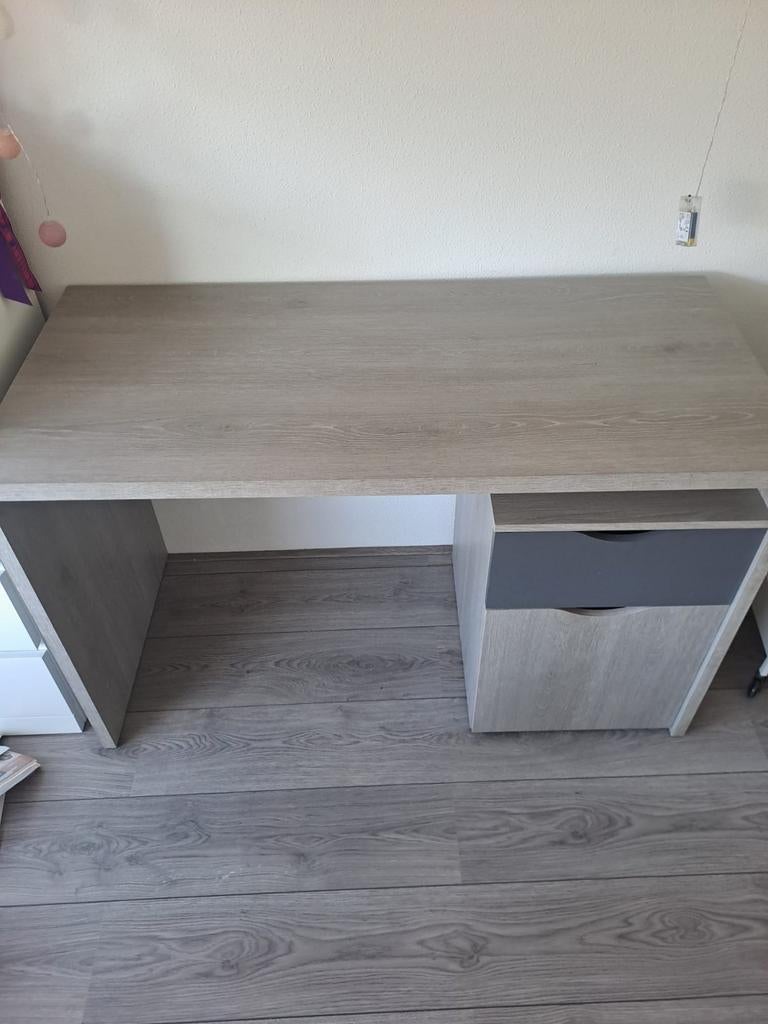 Modern kinderbureau met lades - grijs hout bijna gratis, Huis en Inrichting, Ophalen, Met lades, Gebruikt, Hout