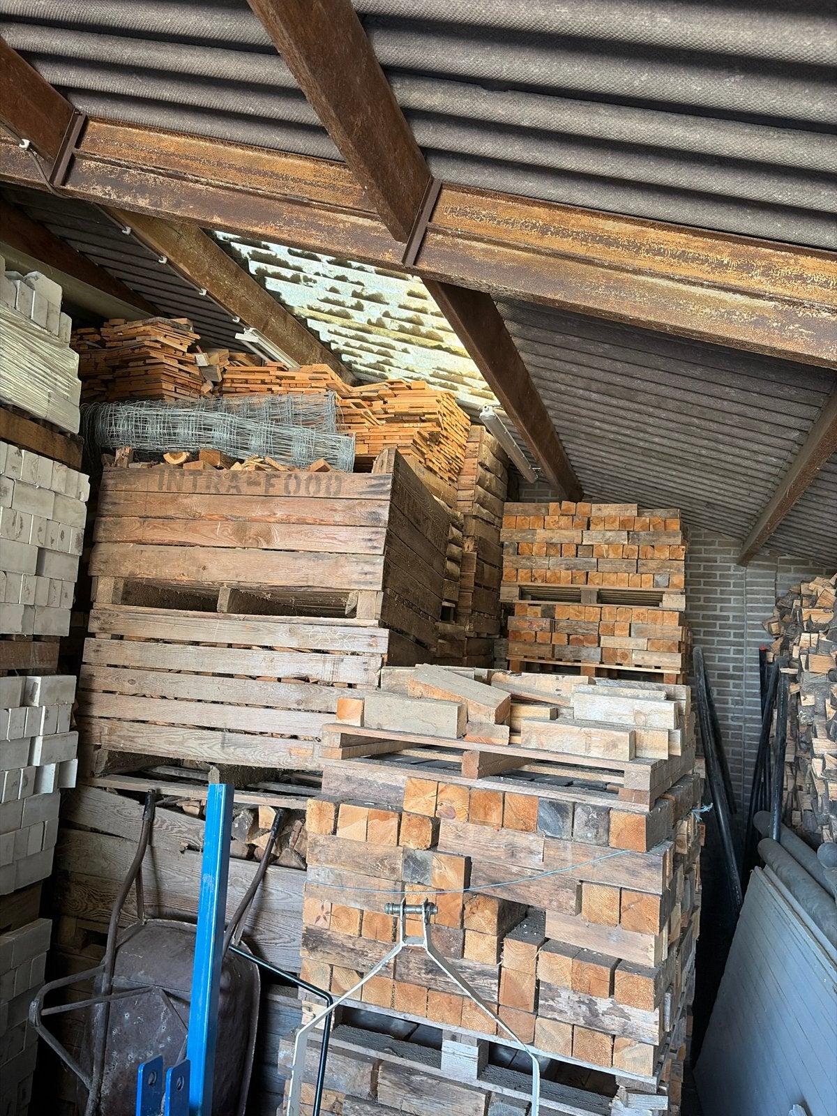 Gestapeld en gekloofd stookhout op pallets en in boxen, 6 m³ of meer, Ophalen, Overige houtsoorten, Blokken