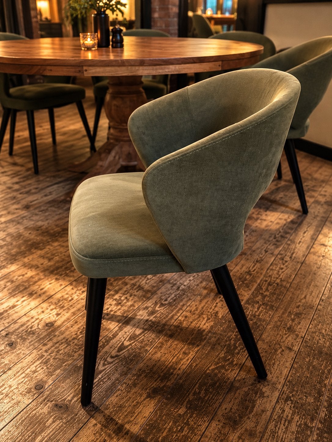Horecastoelen en barkrukken olijfgroen - 98 stoelen, 21 kruk, Zakelijke goederen, Ophalen of Verzenden, Gebruikt, Meubilair