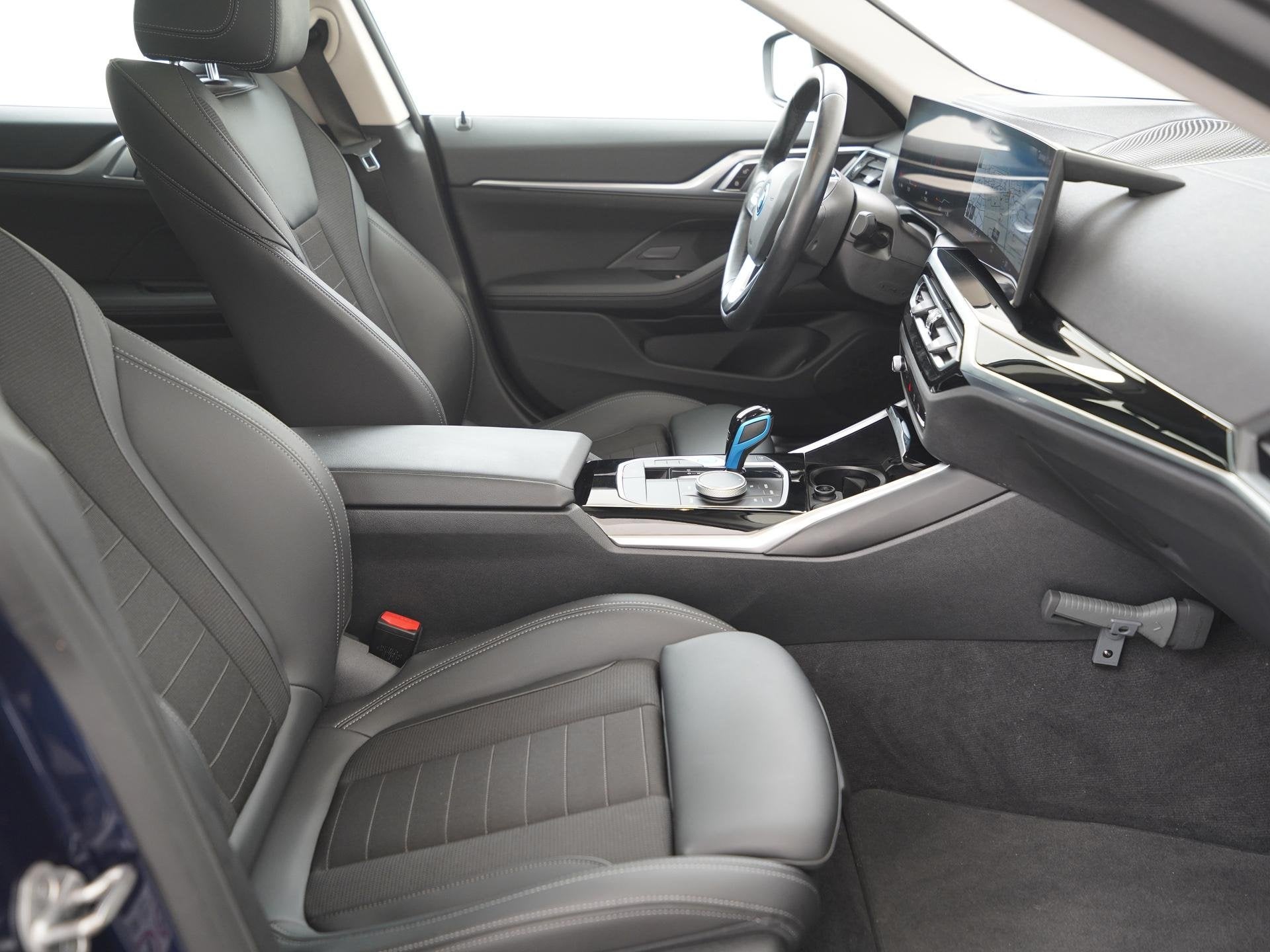 BMW i4 eDrive40 84 kWh | Schuifdak | ACC Stop&Go | Zondag Op, Auto's, 12 maanden, Achterwielaandrijving, Blauw, Leder en Stof