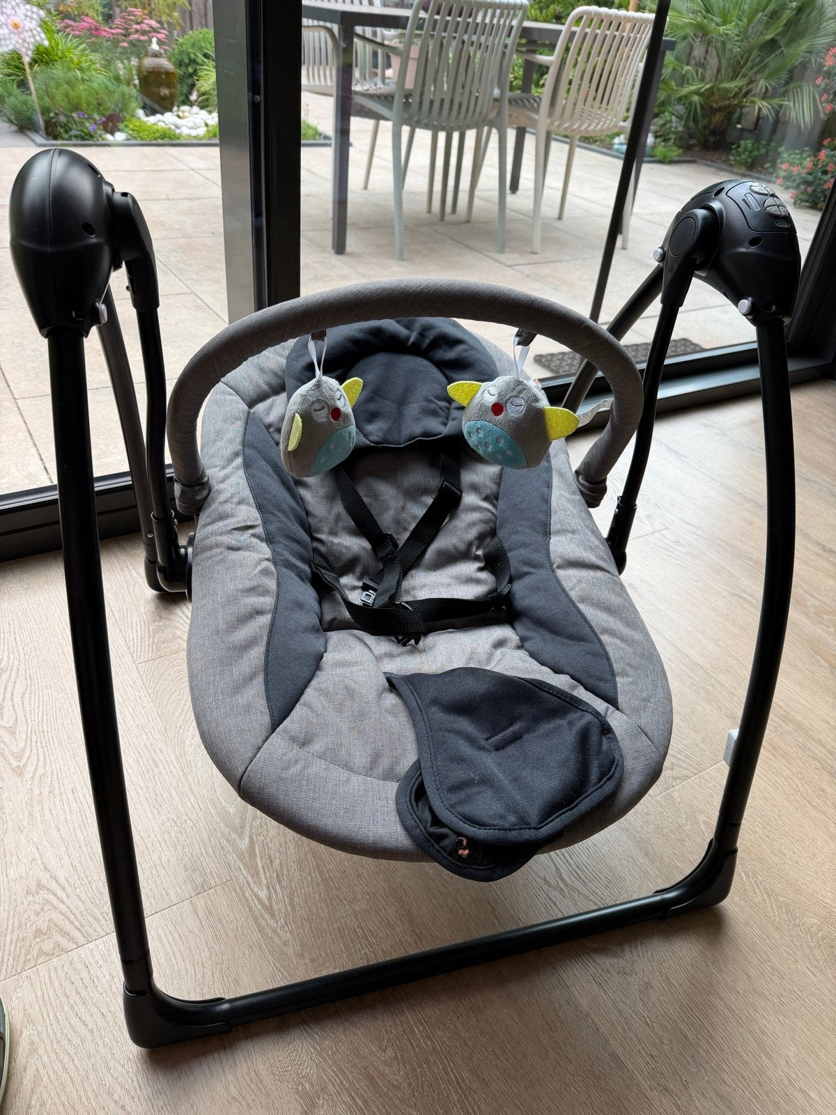 Elektrische baby schommelstoel met gordel Qute Q-Swing, Kinderen en Baby's, Wipstoeltjes, Schommelstoel, Ophalen, Overige merken
