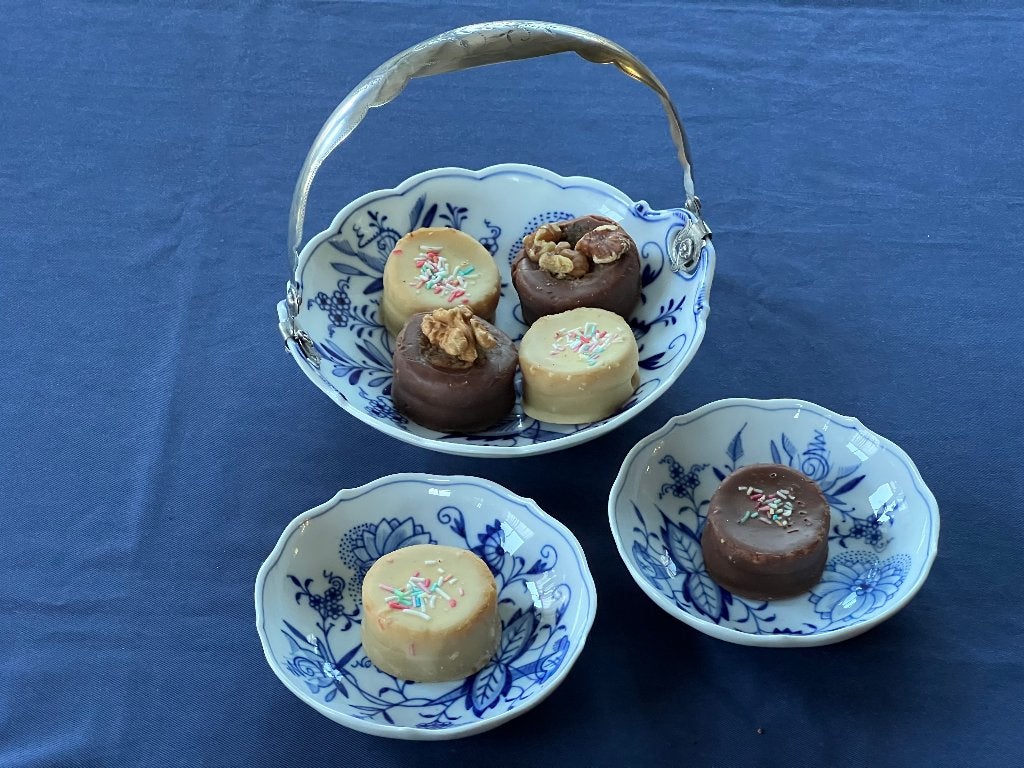 HENGSELSCHAALTJE MET 2 BORDJES ZWIEBELMUSTER DECOR, Verzenden, Zilver