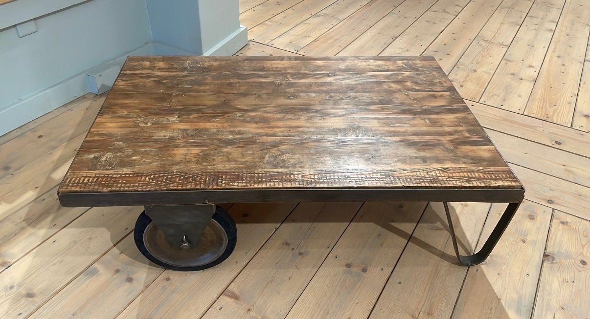 Industriële Salontafel met Houten Blad en Wielen, Huis en Inrichting, Tafels | Salontafels, Ophalen, Gebruikt, 100 tot 150 cm