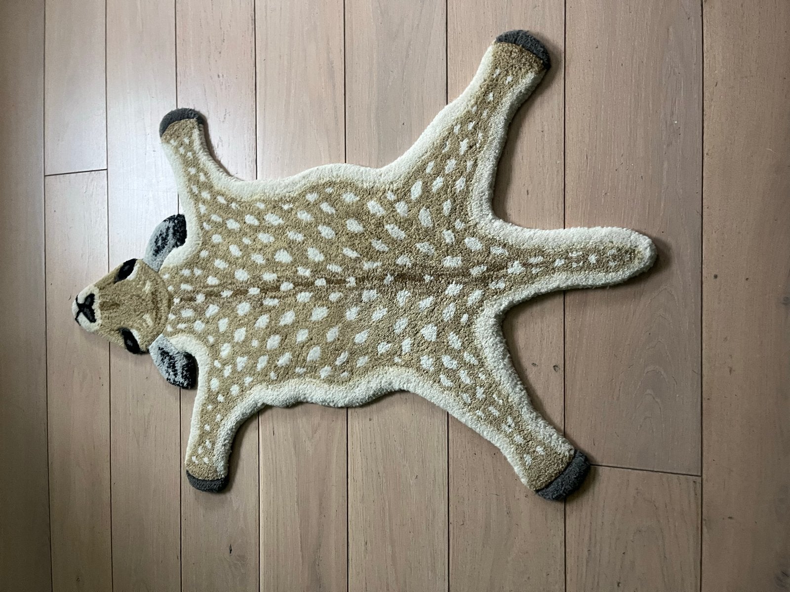 Schattig Hertenvel Vloerkleed - Perfect voor Kinderkamer, 100 tot 150 cm, Beige, Zo goed als nieuw, Overige vormen