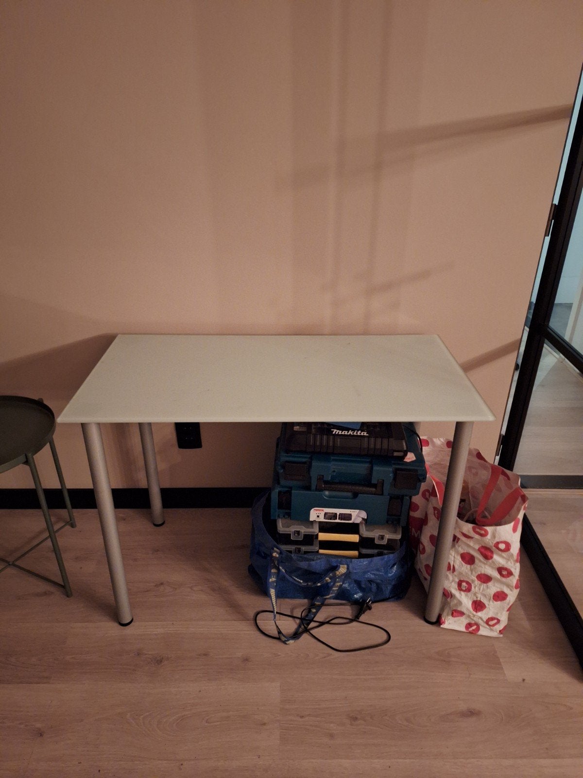 Glazen bureau met metalen poten, Ophalen, Gebruikt, 100 tot 150 cm, Tot twee personen