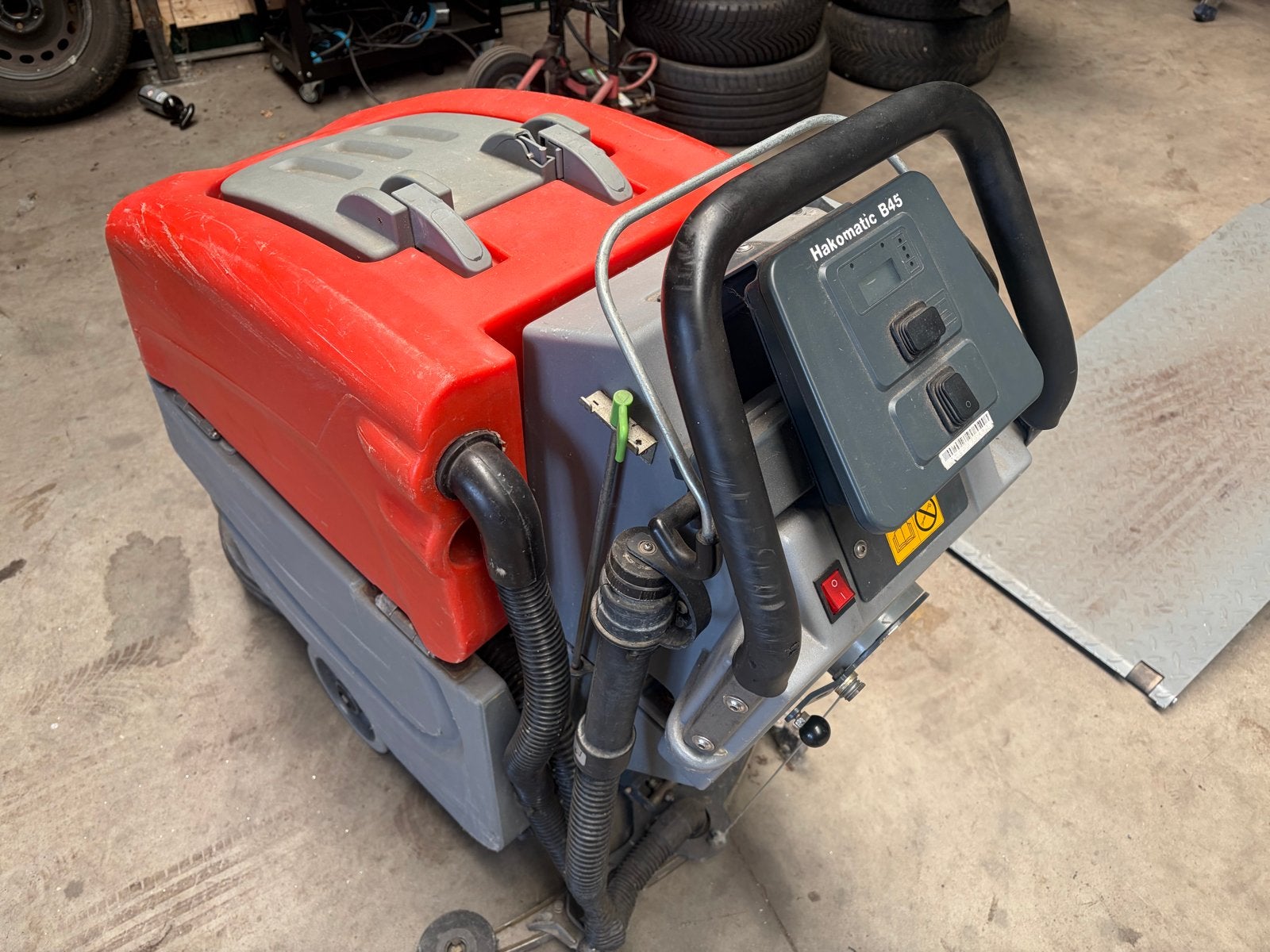 Hako Hakomatic B45 Schrob- en Zuigmachine, Ophalen, Gebruikt, Schrobmachine