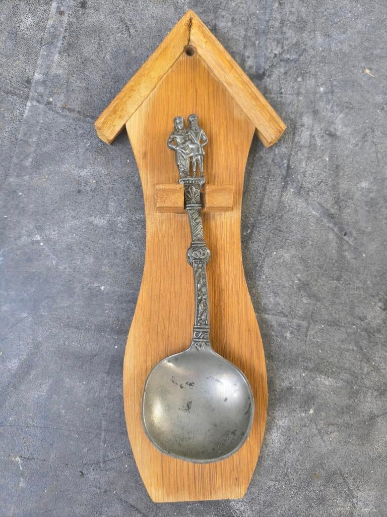 Oude handgemaakte tinnen lepel op houten wandbord, Antiek en Kunst, Antiek | Tin, Ophalen of Verzenden