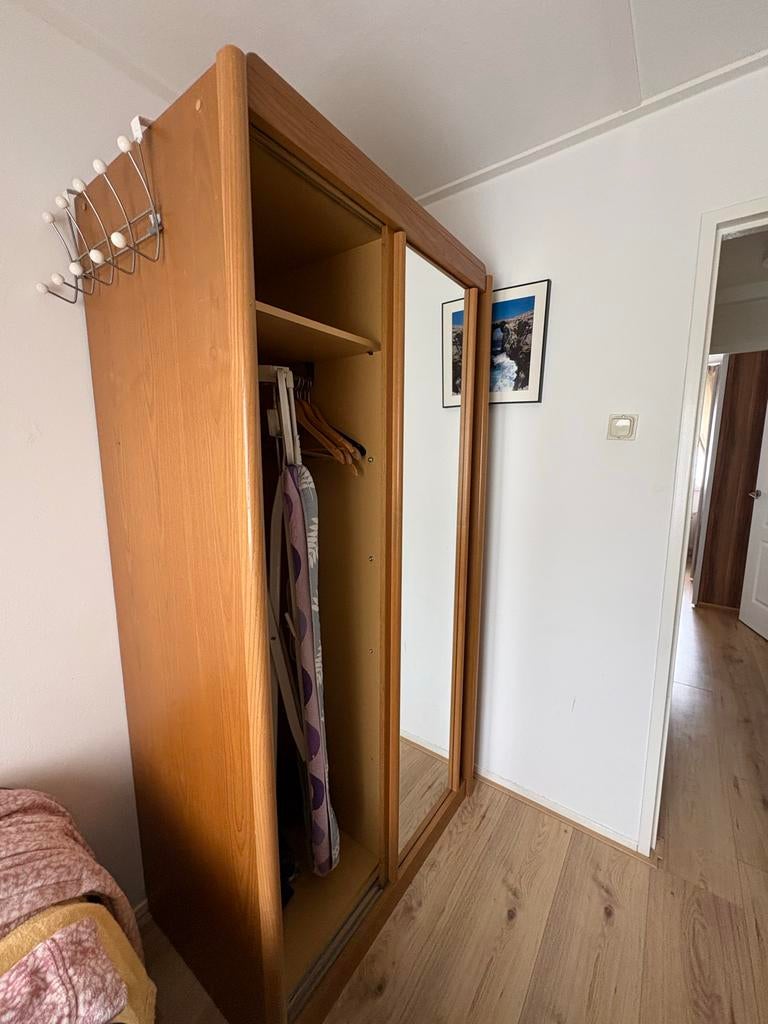 Kledingkast met spiegeldeur, Huis en Inrichting, Kasten | Kledingkasten, Met plank(en), Zo goed als nieuw, 150 tot 200 cm, 25 tot 50 cm