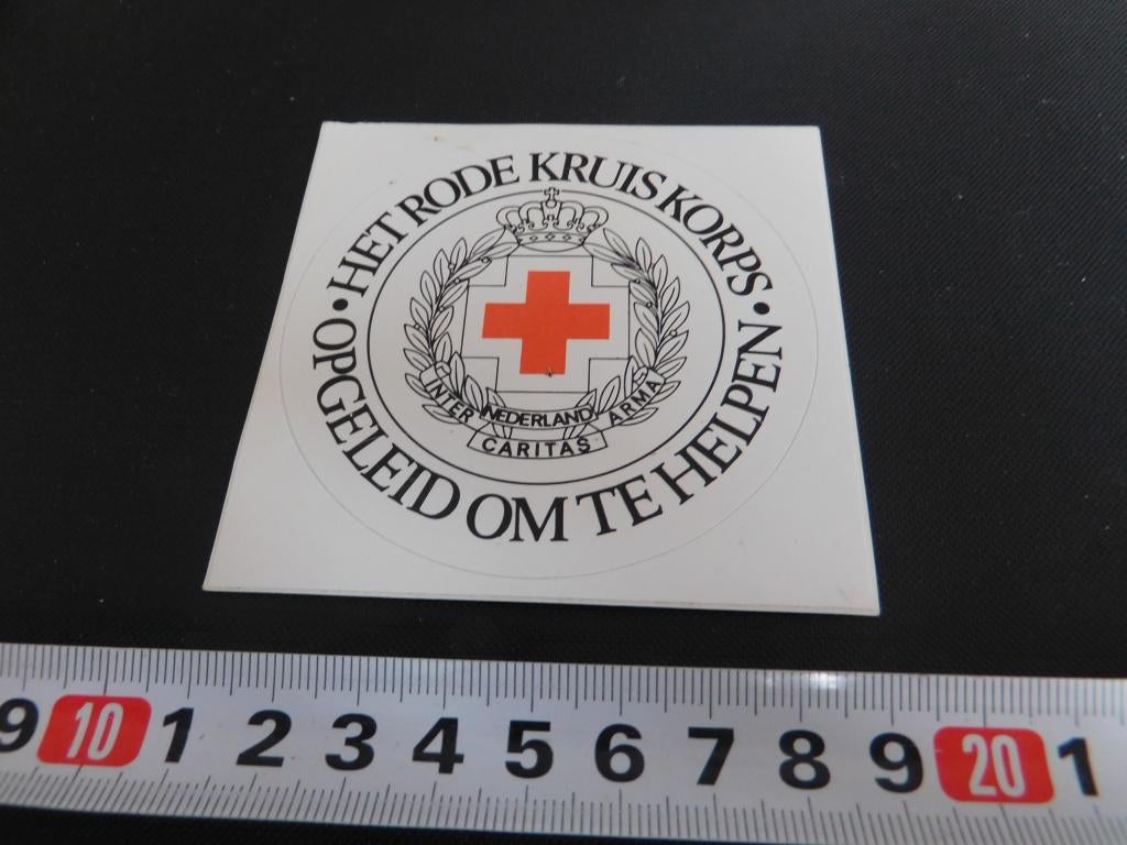 sticker Het Rode Kruis Korps Opgeleid om te helpen, Verzamelen, Ophalen, Zo goed als nieuw