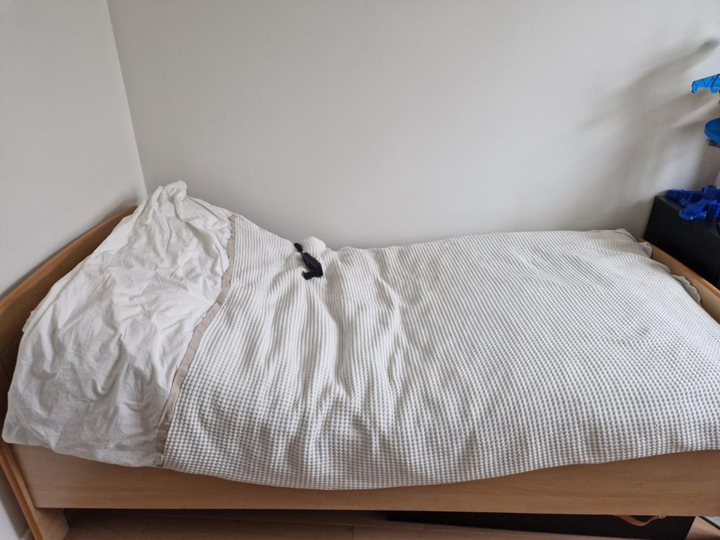 Eenpersoonsbed met verstelbare lattenbodem, Gebruikt, 90 cm, Eenpersoons, Ophalen of Verzenden