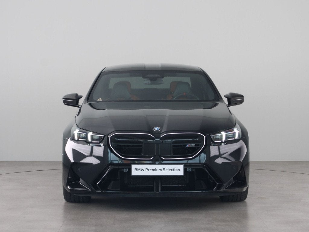BMW M5 Sedan Accu SoH 100% (bj 2025, automaat), Auto's, Gebruikt, 4395 cc, Overige brandstoffen, Zwart