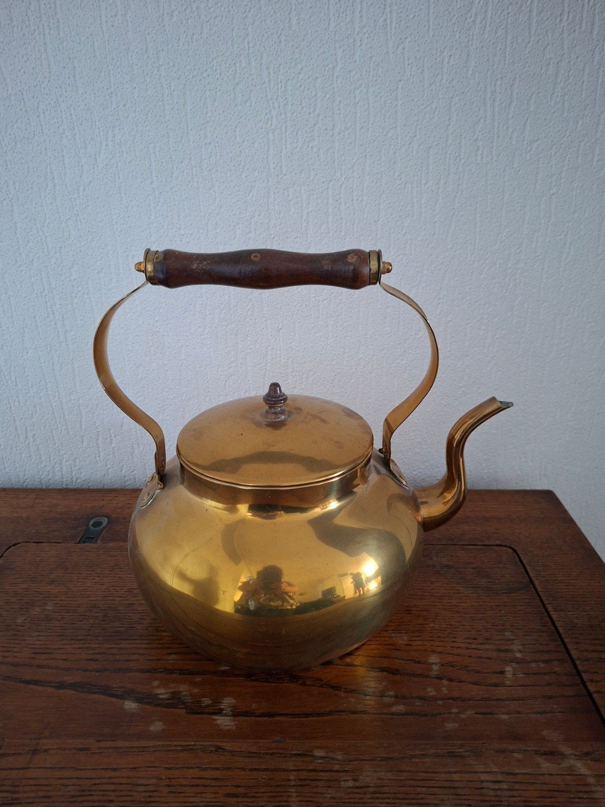 Antieke koperen theeketel met houten handvat, Ophalen of Verzenden, Koper