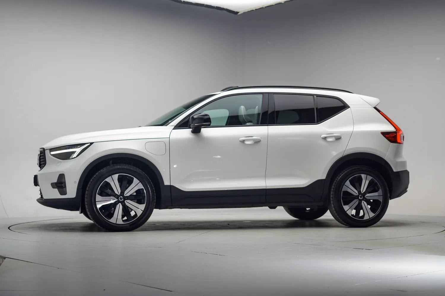 Volvo XC40 T5 Recharge Ultimate Dark [ Panorama Harman/Kardo, Dealer onderhouden, 129 pk, Plug-in hybride, Bedrijf